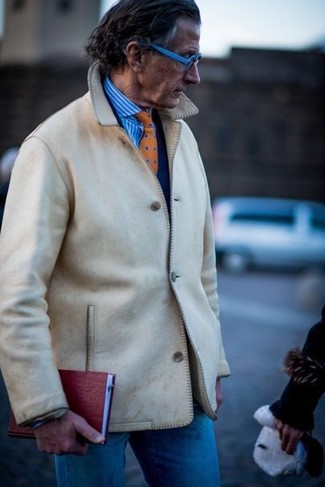С чем носить брюки за 60 лет мужчине в теплую погоду в стиле смарт-кэжуал: Бежевая куртка-рубашка и брюки — неотъемлемые предметы в гардеробе молодых людей с отменным чувством стиля.