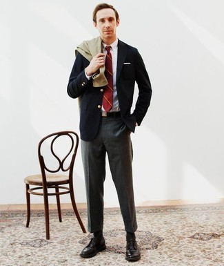 С чем носить темно-красный галстук в горизонтальную полоску мужчине в деловом стиле: Несмотря на то, что это довольно-таки консервативный ансамбль, сочетание оливковой куртки-рубашки и темно-красного галстука в горизонтальную полоску всегда будет нравиться джентльменам, покоряя при этом сердца прекрасных дам. Черные кожаные туфли дерби — прекрасный выбор, чтобы дополнить ансамбль.