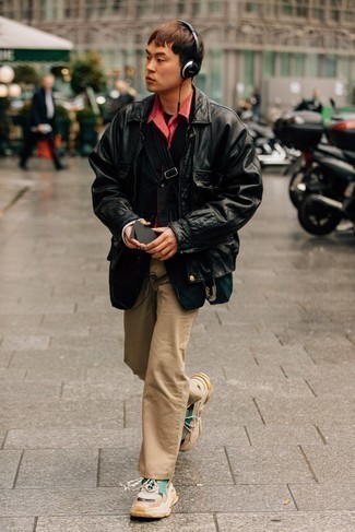 Какие кроссовки носить с черной курткой-рубашкой мужчине в стиле смарт-кэжуал: Если ты принадлежишь к той когорте мужчин, которые разбираются в моде, тебе подойдет сочетание черной куртки-рубашки и светло-коричневых брюк чинос. Любители рискованных вариантов могут завершить ансамбль кроссовками.