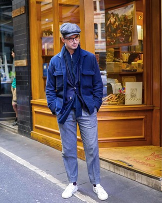 С чем носить темно-синий пиджак в 30 лет мужчине в стиле смарт-кэжуал: Темно-синий пиджак в паре с серыми шерстяными классическими брюками позволит примерить на себя строгий деловой стиль. Ты можешь легко адаптировать такой образ к повседневным условиям городской жизни, завершив его белыми низкими кедами.