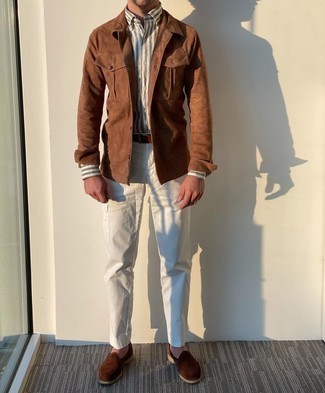 Модный лук: коричневая замшевая куртка-рубашка, коричневая рубашка с длинным рукавом в вертикальную полоску, белые брюки карго, темно-коричневые замшевые лоферы