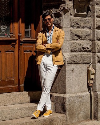С чем носить желтые низкие кеды мужчине: Светло-коричневая куртка-рубашка и белые брюки чинос — неотъемлемые вещи в гардеробе современного джентльмена. Любители смелых вариантов могут дополнить образ желтыми низкими кедами.