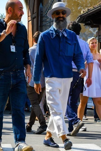 Как носить темно-синюю куртку-рубашку с белыми брюками чинос за 50 лет в теплую погоду: Дуэт темно-синей куртки-рубашки и белых брюк чинос смотрится очень модно, согласен? Создать интересный контраст с остальными предметами из этого ансамбля помогут темно-синие низкие кеды из плотной ткани.