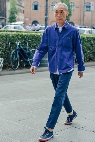 С чем носить пурпурную куртку-рубашку мужчине: Если ты приписываешь себя к той немногочисленной категории джентльменов, способных неплохо разбираться в моде, тебе подойдет тандем пурпурной куртки-рубашки и темно-синих брюк чинос. Любители смелых вариантов могут дополнить лук темно-синими низкими кедами из плотной ткани.