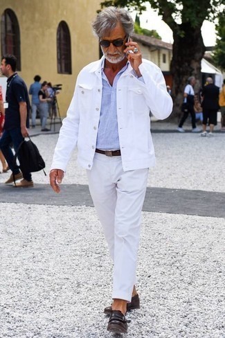 Какие лоферы носить с бело-синей курткой-рубашкой за 60 лет мужчине: Бело-синяя куртка-рубашка и белые брюки чинос — прекрасный вариант для офисного ансамбля на каждый день. Закончив образ лоферами, ты привнесешь в него классическую нотку.