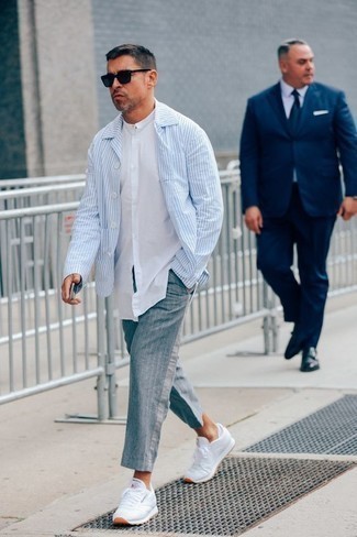 Какие брюки чинос носить с бело-синей рубашкой с длинным рукавом за 40 лет: Дуэт бело-синей рубашки с длинным рукавом и брюк чинос позволит создать необычный мужской лук в повседневном стиле. Если ты предпочитаешь более практичную обувь, останови свой выбор на белых кроссовках.