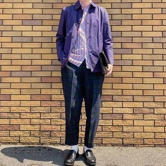 С чем носить бело-пурпурную рубашку с длинным рукавом в вертикальную полоску мужчине весна в стиле смарт-кэжуал: Бело-пурпурная рубашка с длинным рукавом в вертикальную полоску и темно-сине-зеленые брюки чинос в шотландскую клетку — великолепный лук, если ты хочешь создать непринужденный, но в то же время модный мужской лук. Черные кожаные лоферы добавят образу стильной строгости. Вне всякого сомнения, подобное сочетание будет выглядеть великолепно в межсезонье, когда на смену зиме приходит теплая весна.