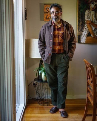 С чем носить разноцветные носки за 50 лет мужчине осень: Если в одежде ты делаешь ставку на комфорт и практичность, темно-коричневая шерстяная куртка-рубашка и разноцветные носки — превосходный выбор для стильного мужского ансамбля на каждый день. Любители экспериментировать могут завершить лук темно-коричневыми кожаными лоферами, тем самым добавив в него чуточку изысканности. Подобный лук обязательно будет у тебя в любимчиках в осеннее время года.