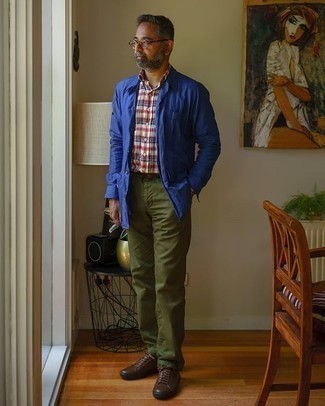Какие низкие кеды носить с темно-зелеными брюками чинос за 50 лет осень: Синяя куртка-рубашка в паре с темно-зелеными брюками чинос может стать прекрасным ансамблем для офиса. Тебе нравятся смелые сочетания? Можешь завершить свой ансамбль низкими кедами. Безусловно, такой лук будет выглядеть выгодно осенью.
