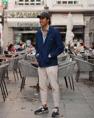Какие кроссовки носить с темно-синей курткой-рубашкой за 40 лет мужчине: Образ из темно-синей куртки-рубашки и бежевых брюк чинос позволит выглядеть аккуратно, но при этом подчеркнуть твой индивидуальный стиль. Ты можешь легко приспособить такой лук к повседневным реалиям, надев кроссовками.