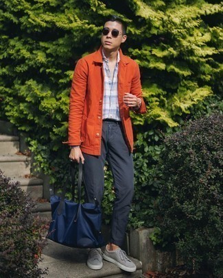 С чем носить серые замшевые низкие кеды мужчине в стиле смарт-кэжуал: Оранжевая куртка-рубашка и темно-синие брюки чинос украсят гардероб любого мужчины. Серые замшевые низкие кеды позволят сделать образ не таким официальным.