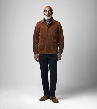 Как носить коричневую куртку с синей рубашкой мужчине осень в стиле смарт-кэжуал: Комбо из коричневой куртки и синей рубашки может стать хорошим офисным луком. Если тебе нравится смешивать в своих луках разные стили, из обуви можешь надеть коричневые замшевые ботинки дезерты. Если хочешь выглядеть по-осеннему эффектно и стильно, тебе определенно нужно взять этот лук на заметку.