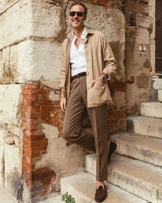 С чем носить темно-коричневый замшевый ремень в 30 лет мужчине в теплую погоду в стиле смарт-кэжуал: Образ из светло-коричневой льняной куртки-рубашки и темно-коричневого замшевого ремень - самый простой из возможных образов для активного отдыха. Если ты любишь смелые настроения в своих луках, заверши этот темно-коричневыми замшевыми лоферами.