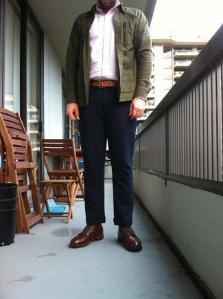 Как носить оливковую куртку-рубашку с темно-синими брюками чинос в стиле смарт-кэжуал: Оливковая куртка-рубашка и темно-синие брюки чинос — хороший выбор для воплощения мужского лука в стиле smart casual. Что касается обуви, темно-коричневые кожаные повседневные ботинки — самый достойный вариант.