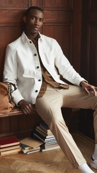 Модный лук: белая куртка-рубашка, коричневая вельветовая рубашка с длинным рукавом, светло-коричневые брюки чинос, бело-черные кожаные низкие кеды