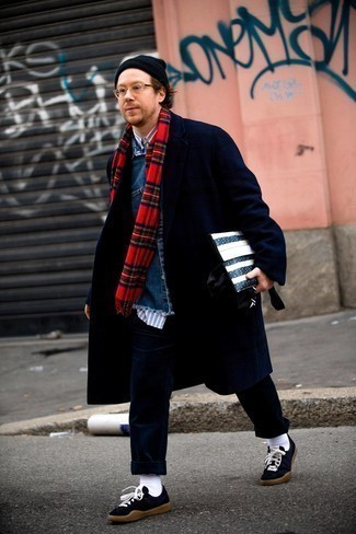 С чем носить красно-черный шарф в шотландскую клетку мужчине: Если день обещает быть сумасшедшим, сочетание темно-синей джинсовой куртки-рубашки и красно-черного шарфа в шотландскую клетку позволит создать функциональный лук в стиле casual. Хочешь добавить сюда нотку классики? Тогда в качестве обуви к этому образу, выбирай темно-синие низкие кеды из плотной ткани.