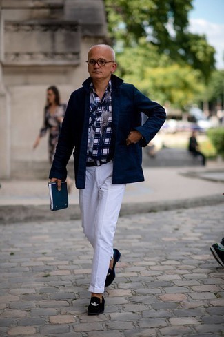Какие лоферы носить с белыми брюками чинос за 50 лет в стиле смарт-кэжуал: Если ты приписываешь себя к той редкой группе джентльменов, способных неплохо разбираться в трендах, тебе полюбится образ из темно-синей куртки-рубашки и белых брюк чинос. В сочетании с лоферами такой ансамбль выглядит особенно выгодно.