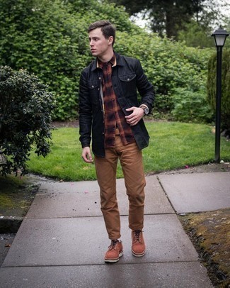 Модный лук: черная куртка-рубашка, разноцветная фланелевая рубашка с длинным рукавом в шотландскую клетку, коричневые брюки чинос, коричневые замшевые туфли дерби