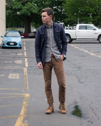 Как носить коричневые брюки чинос с темно-синей курткой-рубашкой в 20 лет в теплую погоду: Если не знаешь, что надеть на учебу или на работу, темно-синяя куртка-рубашка и коричневые брюки чинос — прекрасный выбор. В сочетании с этим образом наиболее уместно выглядят светло-коричневые кожаные повседневные ботинки.