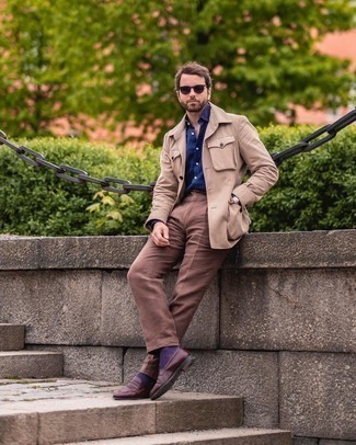 С чем носить пурпурные носки в 30 лет мужчине в стиле смарт-кэжуал: Если ты запланировал суматошный день, сочетание светло-коричневой куртки-рубашки и пурпурных носков позволит создать комфортный лук в повседневном стиле. Не прочь сделать образ немного строже? Тогда в качестве обуви к этому луку, выбирай темно-коричневые кожаные лоферы.