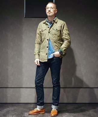 Какие оксфорды носить с темно-синими джинсами в теплую погоду: Оливковая куртка-рубашка и темно-синие джинсы — превосходный вариант для простого, но модного мужского образа. Завершив образ оксфордами, получим неожиданный результат.
