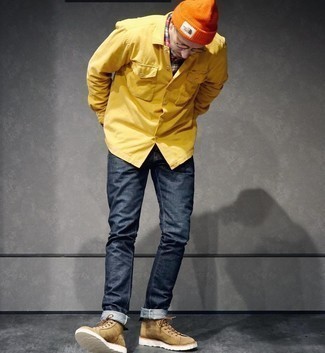 С чем носить оранжевую шапку мужчине: Если в одежде ты делаешь ставку на удобство и функциональность, горчичная куртка-рубашка и оранжевая шапка — хороший вариант для привлекательного повседневного мужского лука. Любители модных экспериментов могут закончить ансамбль светло-коричневыми замшевыми повседневными ботинками, тем самым добавив в него немного изысканности.