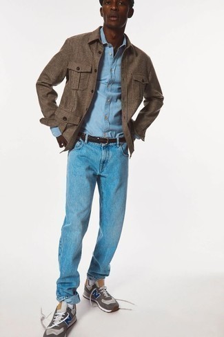 С чем носить голубые джинсы в 30 лет мужчине весна: В коричневой шерстяной куртке-рубашке в шотландскую клетку и голубых джинсах можно пойти на встречу в непринужденной обстановке или провести выходной, когда в планах культурное мероприятие без дресс-кода. Любишь смелые сочетания? Тогда заверши свой образ серыми кроссовками. Когда холодная пора сменяется более теплой погодой, мы скидываем слои зимней одежды и начинаем поиски новых и модных весенних луков. Такой лук станет прекрасным вдохновением.