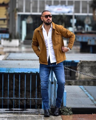 Модный лук: табачная куртка-рубашка, белая рубашка с длинным рукавом, синие джинсы, черные кожаные ботинки челси