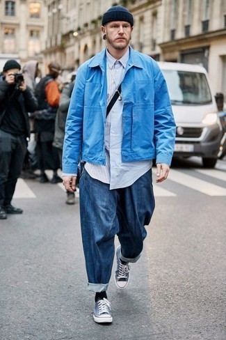 С чем носить темно-синие низкие кеды из плотной ткани в 30 лет мужчине в теплую погоду: Синяя куртка-рубашка выглядит отлично в паре с темно-синими джинсами. Ты сможешь легко приспособить такой образ к повседневным условиям городской жизни, дополнив его темно-синими низкими кедами из плотной ткани.