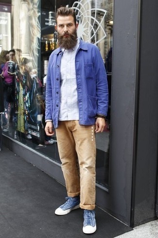 С чем носить темно-синие высокие кеды в 30 лет мужчине: Фиолетовая куртка-рубашка в паре со светло-коричневыми джинсами не прекращает импонировать стильным парням. Если подобный образ кажется тебе слишком смелым, уравновесь его темно-синими высокими кедами.