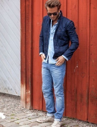 С чем носить темно-синюю куртку-рубашку мужчине: Дуэт темно-синей куртки-рубашки и голубых джинсов — хороший пример современного городского стиля. Тебе нравятся незаурядные сочетания? Можешь дополнить свой образ бежевыми высокими кедами из плотной ткани.