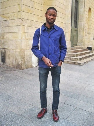 С чем носить темно-синие джинсы мужчине весна в стиле смарт-кэжуал: Поклонникам стиля casual придется по вкусу лук из синей куртки-рубашки и темно-синих джинсов. Теперь почему бы не привнести в этот лук на каждый день толику стильной строгости с помощью темно-красных кожаных туфель дерби? Это сочетание чудесно подходит для переменчивой весенней погоды.