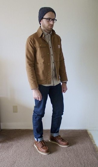 Модный лук: светло-коричневая куртка-рубашка, бежевая рубашка с длинным рукавом, темно-синие джинсы, коричневые кожаные повседневные ботинки