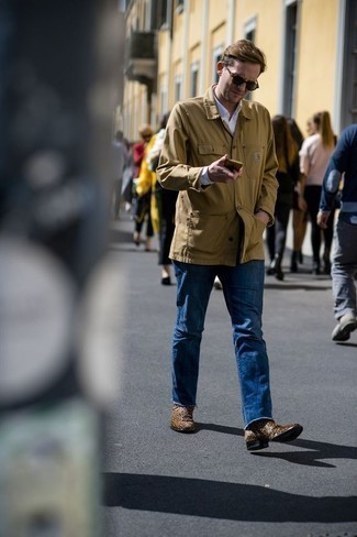 Модный лук: светло-коричневая куртка-рубашка, белая рубашка с длинным рукавом, синие джинсы, коричневые замшевые ботинки челси