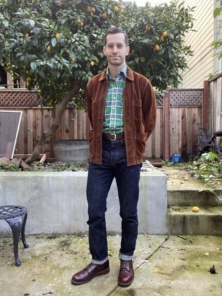 С чем носить зеленую рубашку с длинным рукавом в шотландскую клетку мужчине: Дуэт зеленой рубашки с длинным рукавом в шотландскую клетку и темно-синих джинсов поможет составить незаезженный мужской образ в стиле кэжуал. Хочешь сделать ансамбль немного элегантнее? Тогда в качестве обуви к этому луку, стоит выбрать темно-красные кожаные повседневные ботинки.