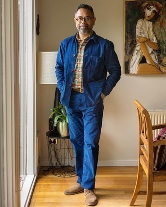 С чем носить темно-коричневый кожаный ремень за 50 лет мужчине: Если в одежде ты ценишь удобство и функциональность, синяя куртка-рубашка и темно-коричневый кожаный ремень — прекрасный выбор для стильного повседневного мужского лука. В тандеме с светло-коричневыми замшевыми туфлями дерби такой лук смотрится особенно выгодно.