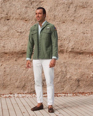 Какие лоферы с кисточками носить с темно-зеленой курткой-рубашкой: Если ты любишь одеваться модно, чувствуя себя при этом комфортно и уверенно, примерь это сочетание темно-зеленой куртки-рубашки и белых джинсов. Любишь необычные идеи? Заверши образ лоферами с кисточками.