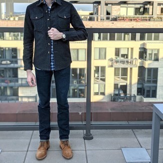 Какие джинсы носить с темно-серой курткой-рубашкой мужчине в стиле смарт-кэжуал: Лук из темно-серой куртки-рубашки и джинсов позволит создать интересный мужской лук в стиле кэжуал. Что же до обуви, светло-коричневые замшевые повседневные ботинки — самый уместный вариант.