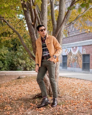 С чем носить оливковые джинсы в 20 лет мужчине в теплую погоду: В светло-коричневой куртке-рубашке и оливковых джинсах можно пойти на встречу в непринужденной обстановке или провести выходной день, когда в планах культурное мероприятие без дресс-кода. Чудесно здесь выглядят темно-коричневые кожаные повседневные ботинки.