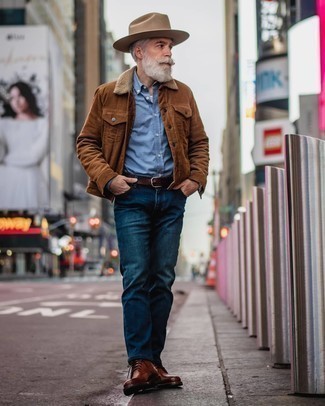 С чем носить синие джинсы за 50 лет мужчине в теплую погоду: Создав образ из коричневой вельветовой куртки-рубашки и синих джинсов, можно спокойно отправляться на свидание с возлюбленной или вечер с приятелями в непринужденной обстановке. В тандеме с этим образом выигрышно смотрятся коричневые кожаные повседневные ботинки.