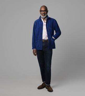 С чем носить темно-коричневые замшевые повседневные ботинки за 50 лет мужчине в теплую погоду: Темно-синяя вельветовая куртка-рубашка в сочетании с темно-синими джинсами — прекрасный вариант для создания мужского ансамбля в стиле business casual. Пара темно-коричневых замшевых повседневных ботинок свяжет лук воедино.