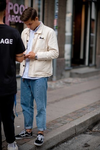 С чем носить бежевую куртку мужчине: Бежевая куртка и синие джинсы — must have элементы в арсенале любителей стиля casual. Очень органично здесь выглядят черно-белые низкие кеды из плотной ткани.