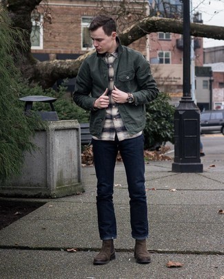 Мода для 20-летних мужчин в стиле смарт-кэжуал: Лук из темно-зеленой куртки-рубашки и темно-синих джинсов выглядит круто и интересно. Такой лук получает новое прочтение в паре с темно-коричневыми замшевыми ботинками челси.