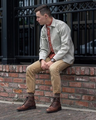 С чем носить темно-коричневые кожаные повседневные ботинки в 20 лет мужчине: Тандем серой куртки-рубашки и светло-коричневых джинсов смотрится мужественно и современно. Очень уместно здесь смотрятся темно-коричневые кожаные повседневные ботинки.