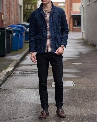 Как носить топсайдеры с джинсами в стиле смарт-кэжуал: Темно-синяя куртка-рубашка в паре с джинсами позволит подчеркнуть твой индивидуальный стиль и выделиться из серой массы. Вместе с этим луком органично будут выглядеть топсайдеры.