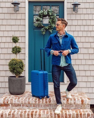 С чем носить синий чемодан мужчине: Если этот день тебе предстоит провести в движении, сочетание темно-синей куртки-рубашки и синего чемодана позволит создать практичный образ в повседневном стиле. Хочешь сделать лук немного элегантнее? Тогда в качестве обуви к этому луку, обрати внимание на бело-зеленые кожаные низкие кеды.