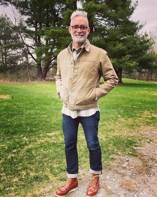 С чем носить кожаные ботинки за 50 лет мужчине: Светло-коричневая куртка-рубашка и темно-синие джинсы будут прекрасно смотреться в стильном гардеробе самых требовательных парней. Пара кожаных ботинок поможет сделать лук цельным.