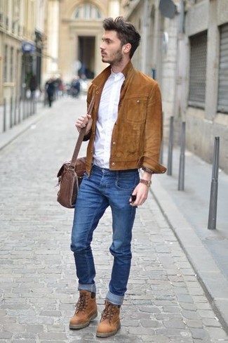 Как носить коричневую куртку-рубашку с темно-синими джинсами в 30 лет мужчине в теплую погоду: Тандем коричневой куртки-рубашки и темно-синих джинсов поможет создать интересный мужской образ в стиле кэжуал. Коричневые кожаные повседневные ботинки становятся замечательным завершением твоего лука.