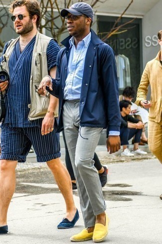 С чем носить замшевые эспадрильи в 30 лет мужчине: Дуэт темно-синей куртки-рубашки и серых классических брюк смотрится очень модно и элегантно. Такой ансамбль легко адаптировать к повседневным условиям городской жизни, если закончить его замшевыми эспадрильями.