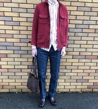 Модный лук: пурпурная куртка-рубашка, бело-красная рубашка с длинным рукавом в вертикальную полоску, темно-синие классические брюки, темно-красные кожаные лоферы